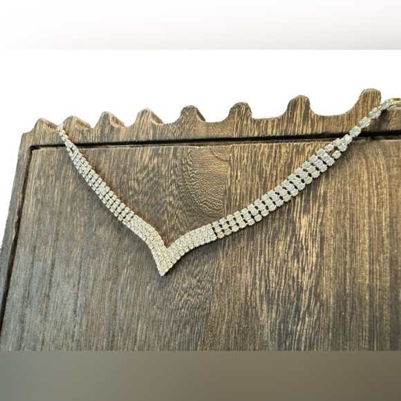 Rhinestone V Neck Collar Necklace - Picture 3 of 3